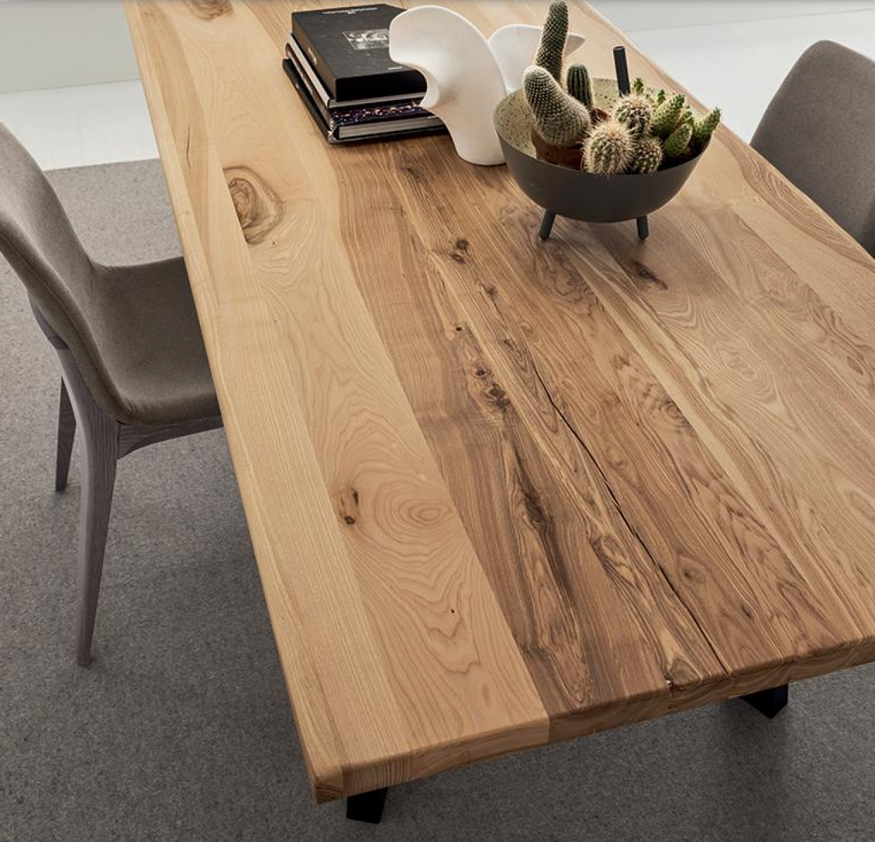 Table de séjour teck et métal noir, design industriel minimaliste