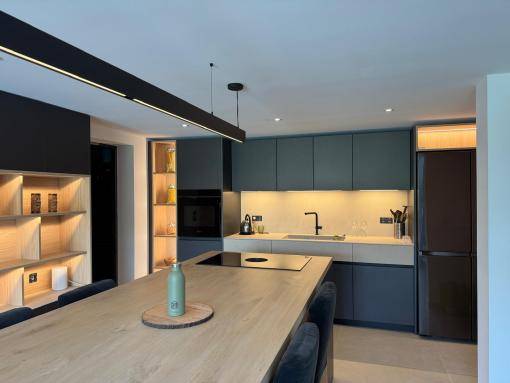Cuisine noire avec îlot central et plan de travail sur mesure