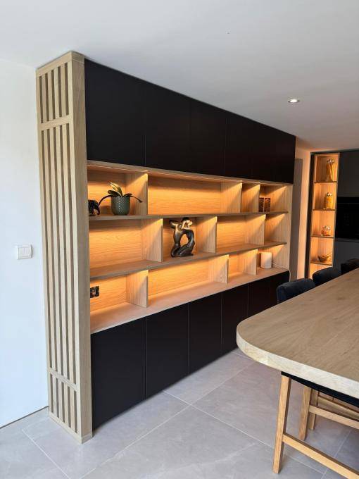 Cuisine noire sur mesure avec bibliothèque intégrée et rangement bois